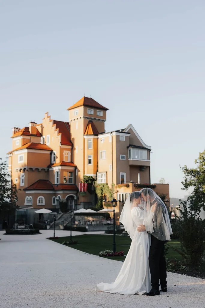 Brautpaarshooting im Schloss Mönchstein bei Sonnenuntergang – romantische Hochzeitsfotos mit exklusiver Atmosphäre.