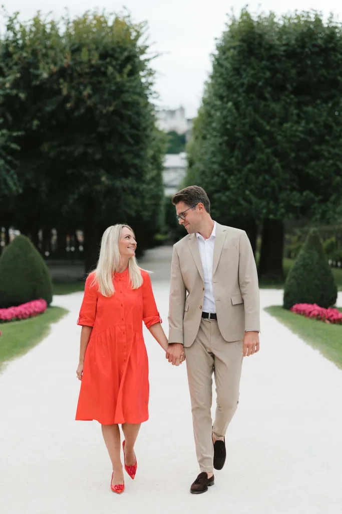 Couple photoshoot in Mirabell Gardens, Salzburg – elegant and emotional moments in a classic setting.
