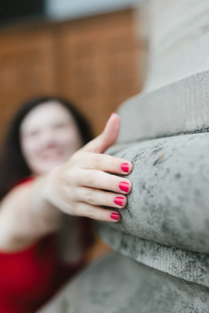Romantic couple shooting in Munich Hofgarten – timeless and elegant portraits in the city.