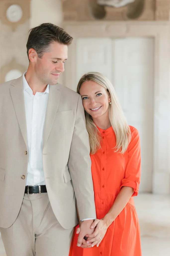 Couple photoshoot in Mirabell Gardens, Salzburg – elegant and emotional moments in a classic setting.