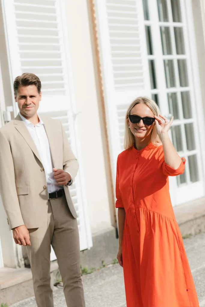 Couple photoshoot in Mirabell Gardens, Salzburg – elegant and emotional moments in a classic setting.