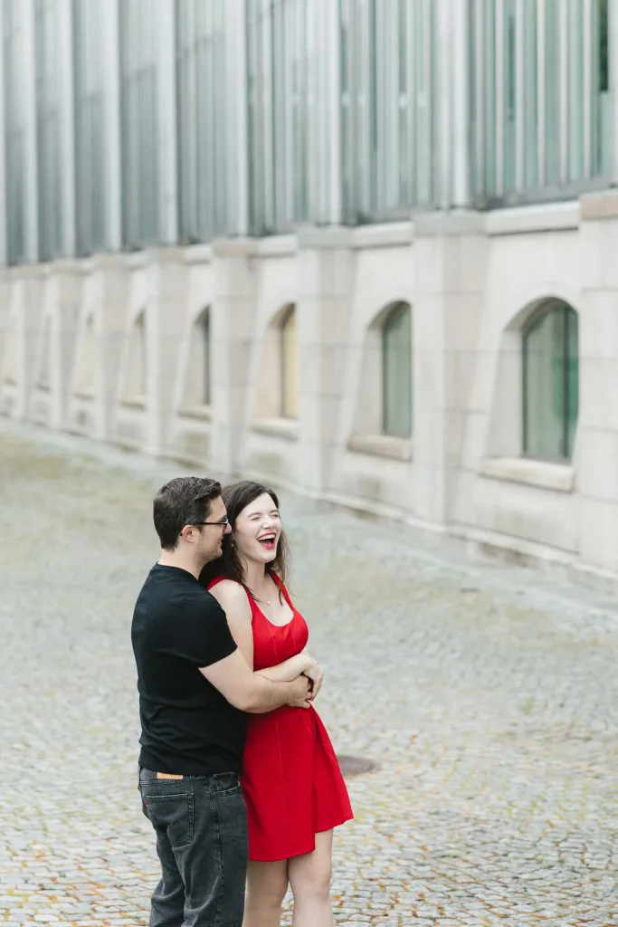 Romantic couple shooting in Munich Hofgarten – timeless and elegant portraits in the city.