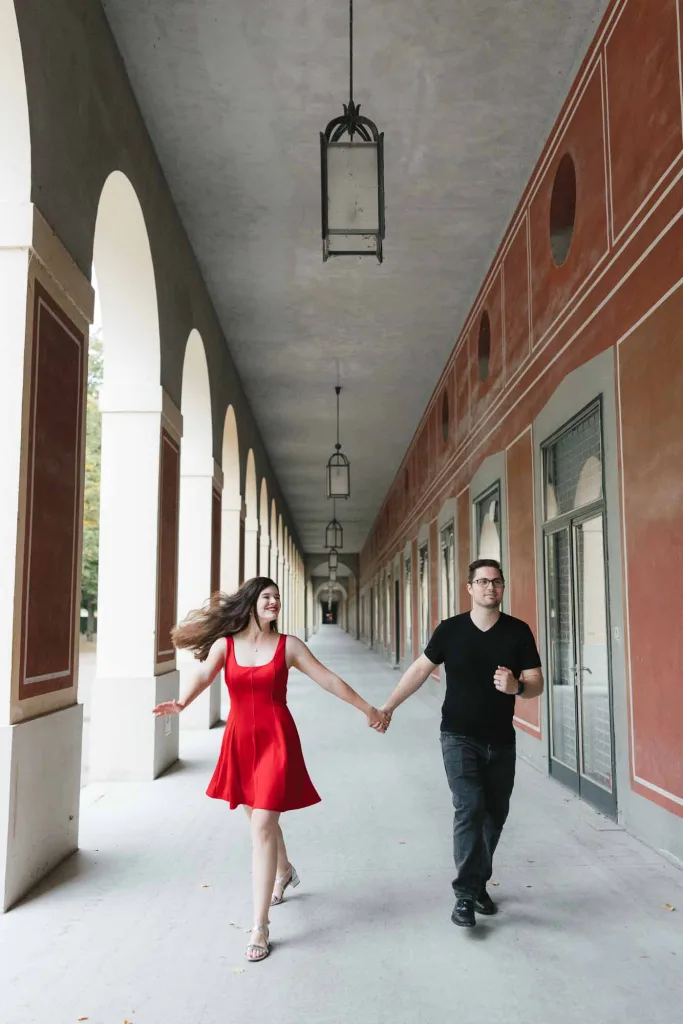 Romantic couple shooting in Munich – timeless and elegant portraits in the city.