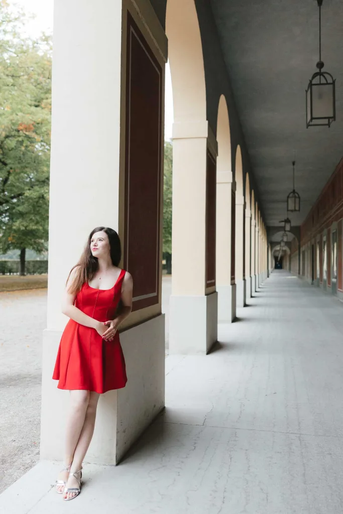 Romantic couple shooting in Munich – timeless and elegant portraits in the city.