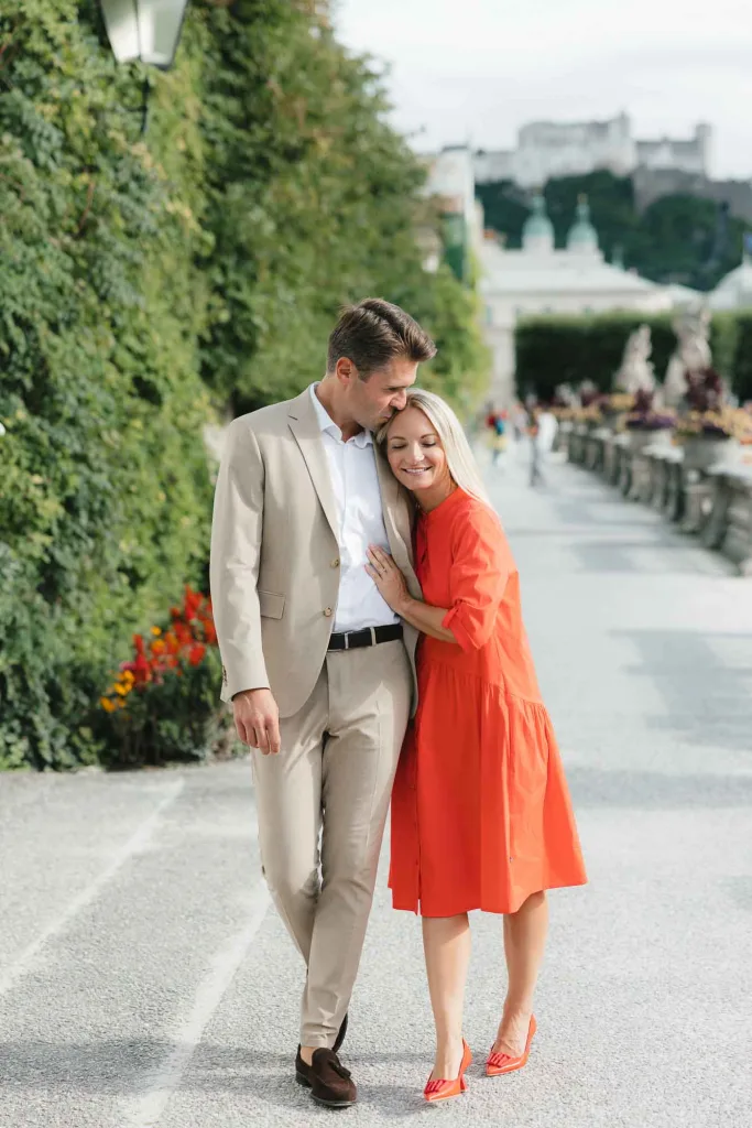 Couple photoshoot in Mirabell Gardens, Salzburg – elegant and emotional moments in a classic setting.