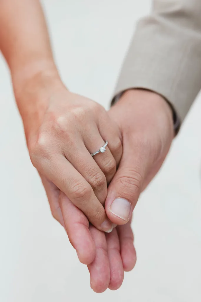 Couple photoshoot in Mirabell Gardens, Salzburg – elegant and emotional moments in a classic setting.