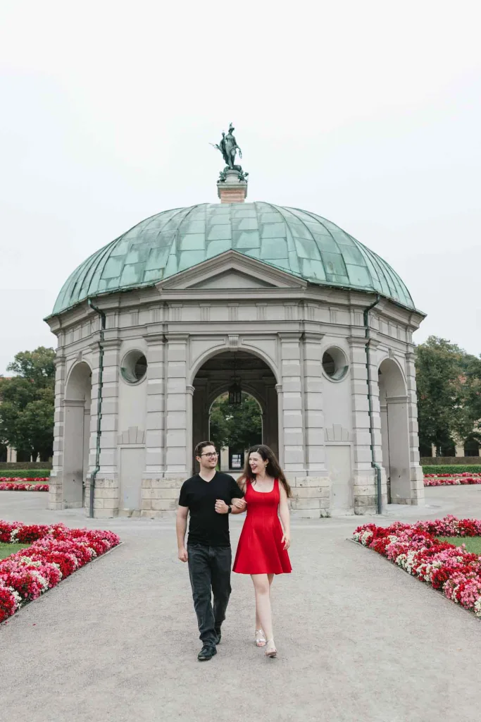 Romantic couple shooting in Munich – timeless and elegant portraits in the city.