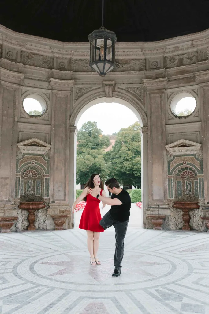 Romantic couple shooting in Munich – timeless and elegant portraits in the city.