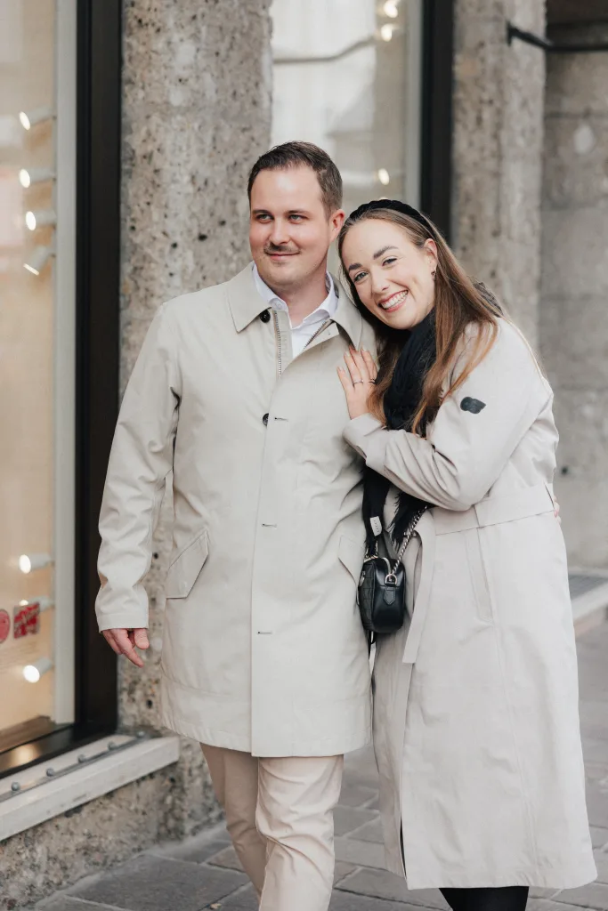 Romantic couple shooting in Salzburg Old Town – natural and timeless portraits in the historic city center.