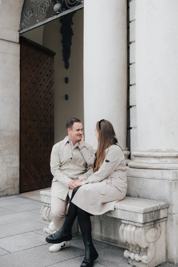 Romantic couple shooting in Salzburg Old Town – natural and timeless portraits in the historic city center.