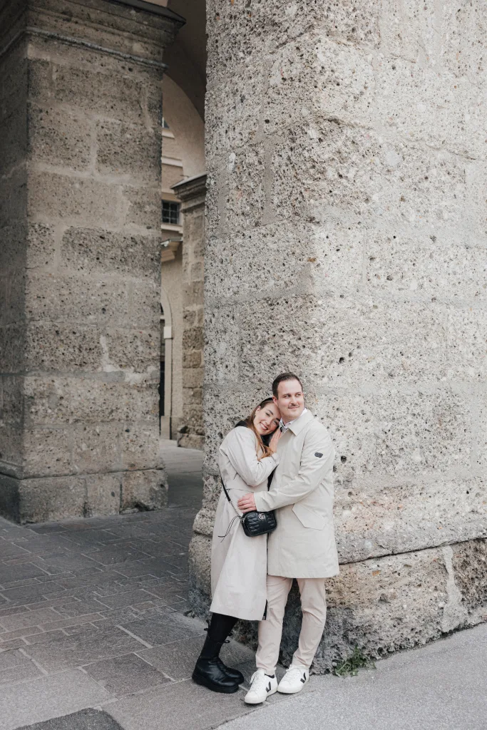 Romantic couple shooting in Salzburg Old Town – natural and timeless portraits in the historic city center.