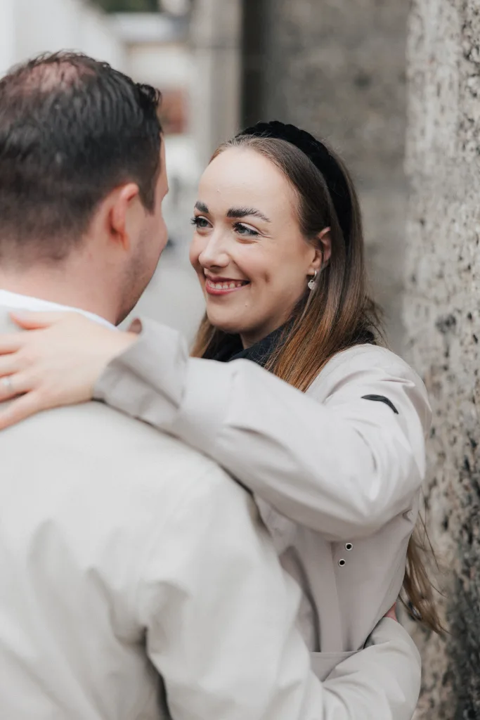 Romantic couple shooting in Salzburg Old Town – natural and timeless portraits in the historic city center.