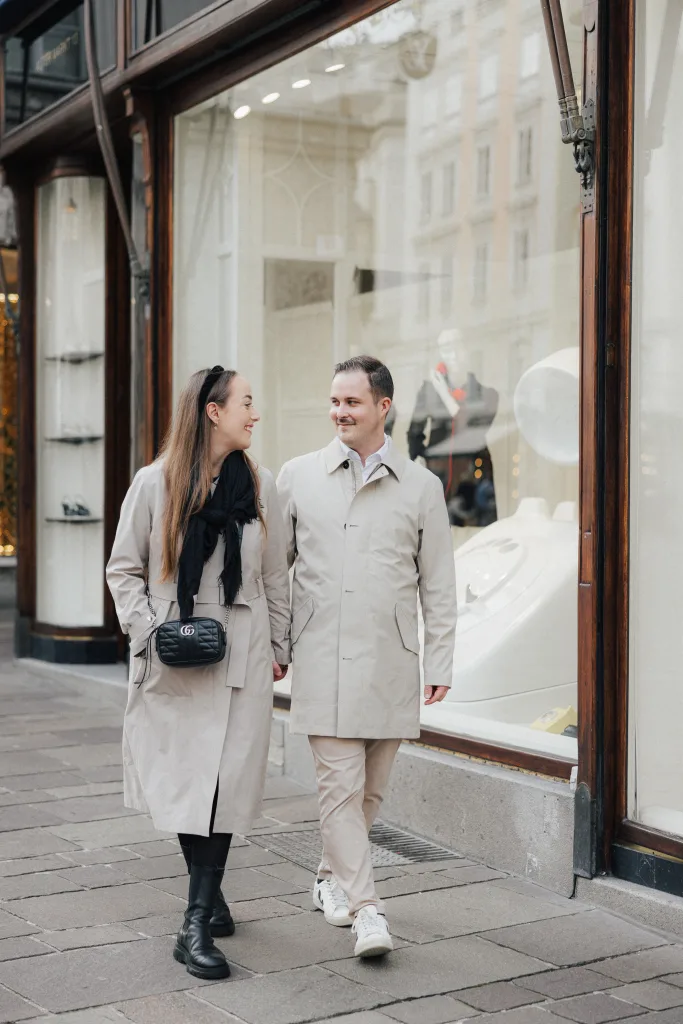 Romantic couple shooting in Salzburg Old Town – natural and timeless portraits in the historic city center.