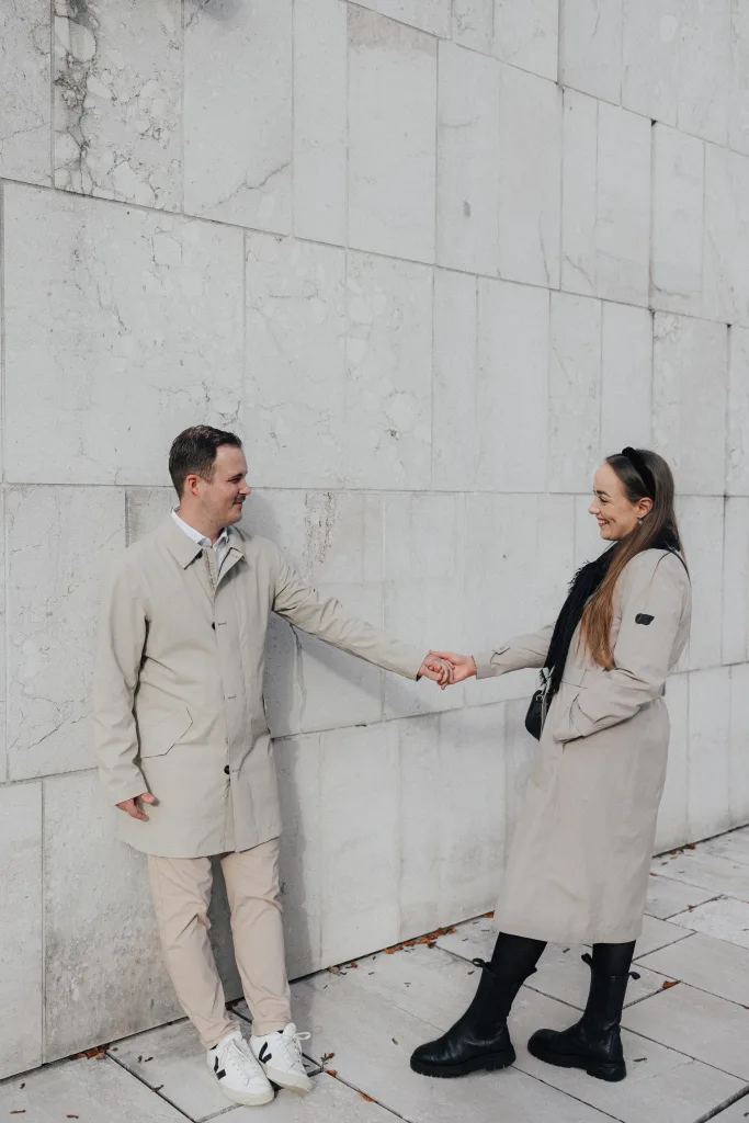 Romantic couple shooting in Salzburg Old Town – natural and timeless portraits in the historic city center.