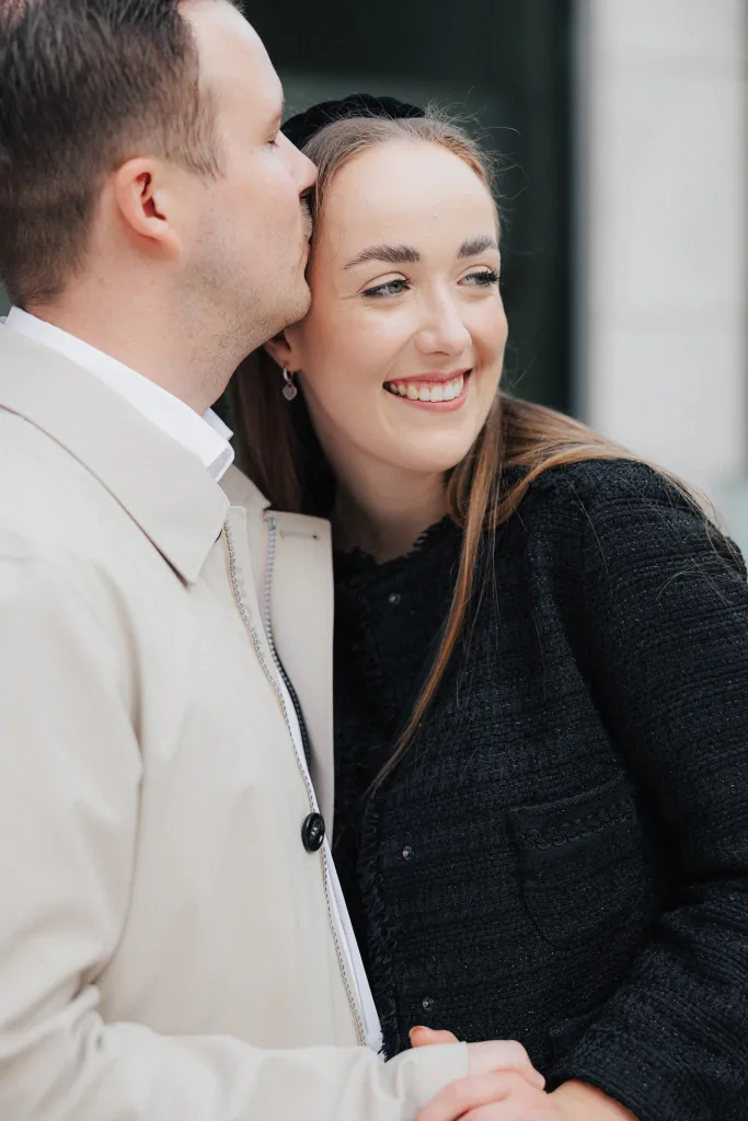Romantic couple shooting in Salzburg Old Town – natural and timeless portraits in the historic city center.