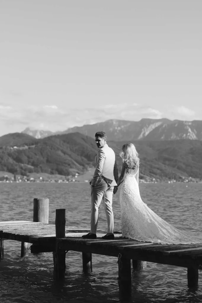 Braut und Bräutigam kurz vor Sonnenunterang am privaten Steg der Villa Weiss am Attersee - modern und zeitlos festgehalten von Hochzeitsfotografin Katrin