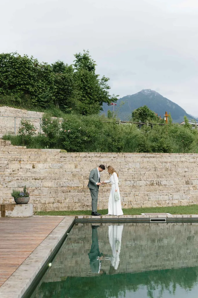 Couple photoshoot at Kulturhof Stanggass – stylish and natural portraits in a unique location near Salzburg.