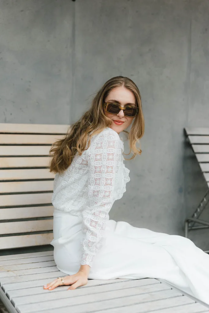 Couple photoshoot at Kulturhof Stanggass – stylish and natural portraits in a unique location near Salzburg.