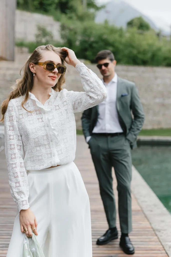 Couple photoshoot at Kulturhof Stanggass – stylish and natural portraits in a unique location near Salzburg.